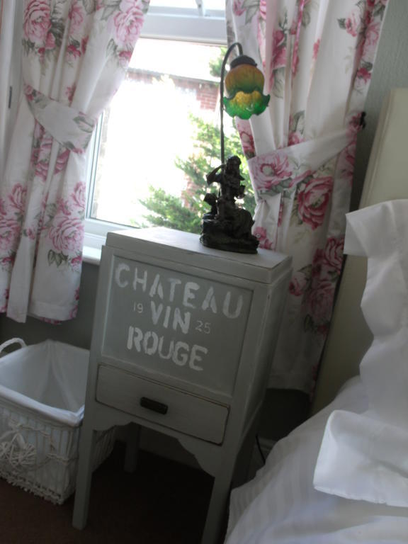 Hooray Henrys Bed and Breakfast Sheringham Exteriör bild