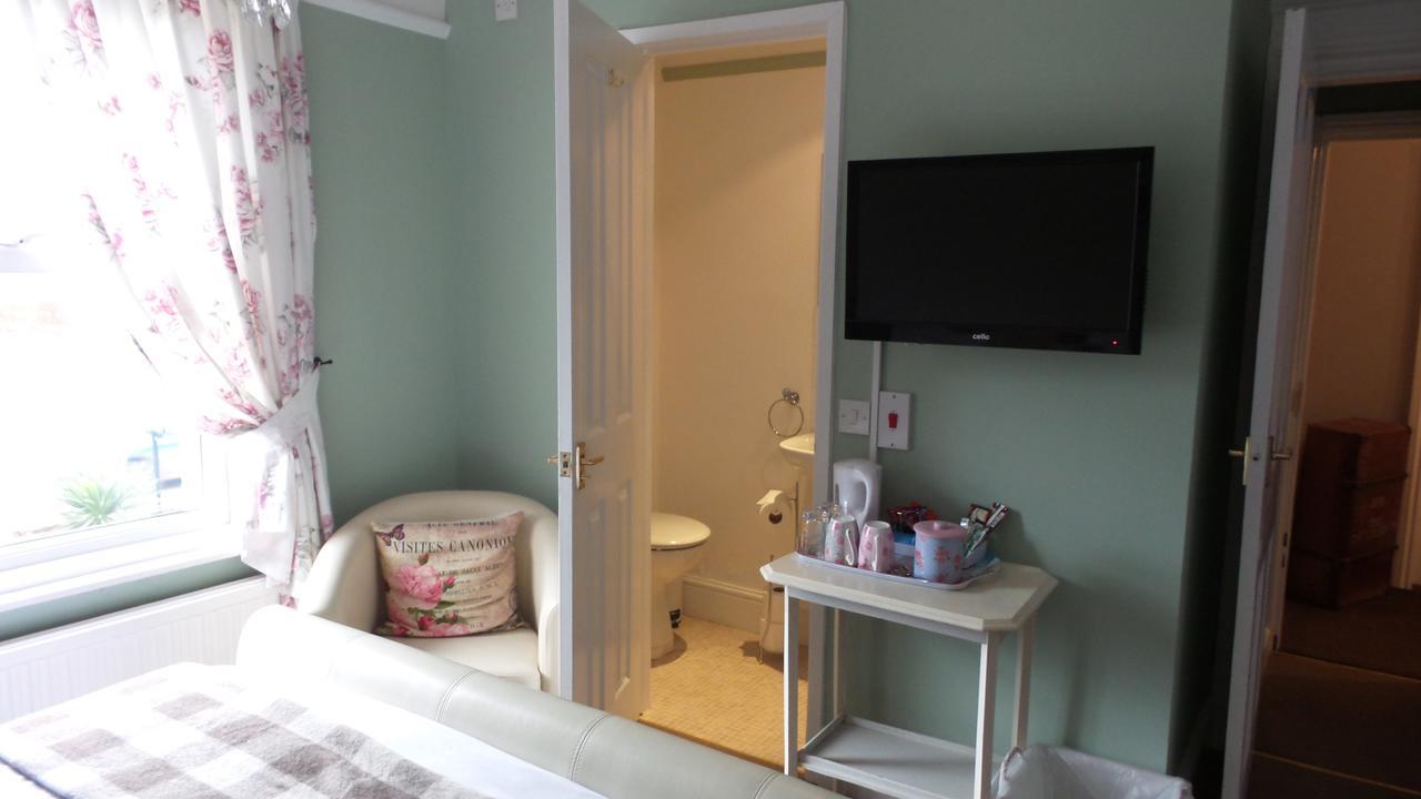 Hooray Henrys Bed and Breakfast Sheringham Exteriör bild