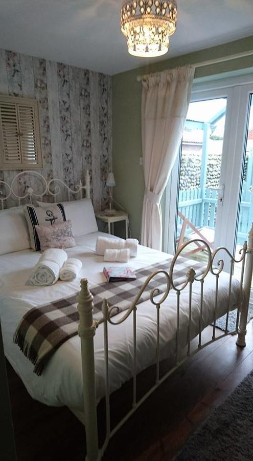 Hooray Henrys Bed and Breakfast Sheringham Exteriör bild