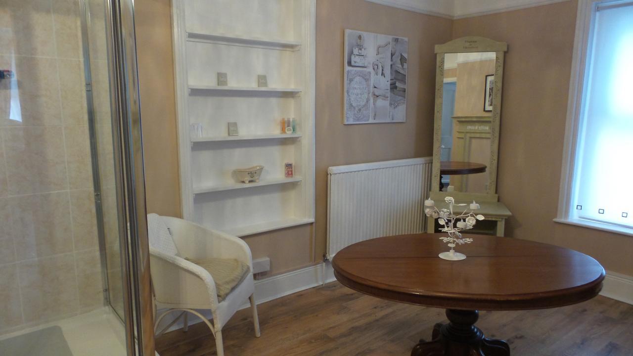 Hooray Henrys Bed and Breakfast Sheringham Exteriör bild